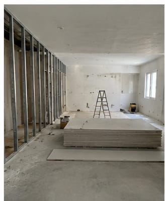 חדר שינה בשלבי שיפוץ, לפני גמר וצביעה