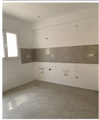 יחידת אחסון בנויה לבנה בחלל מגורים משופץ